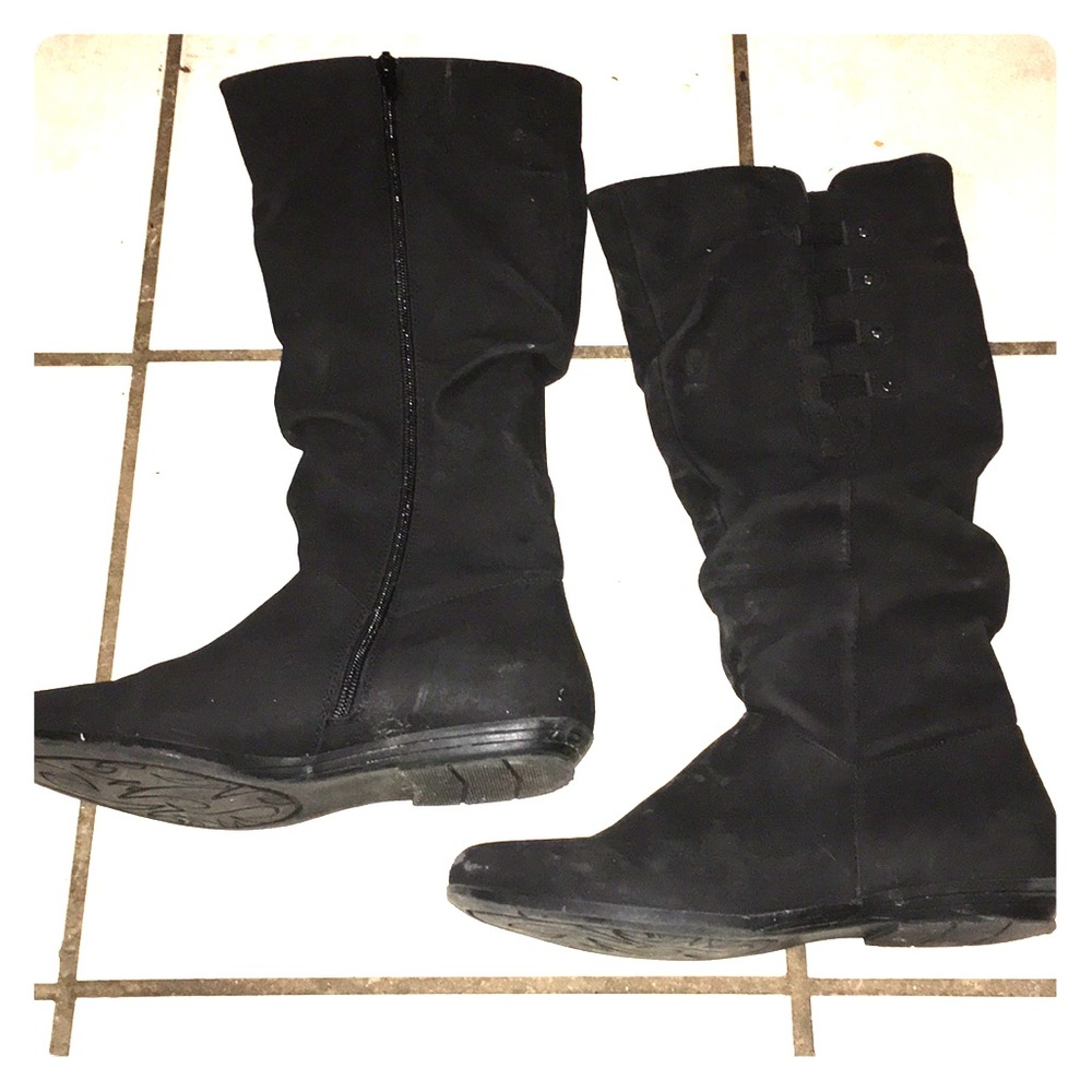 Mid-height black zip up boots